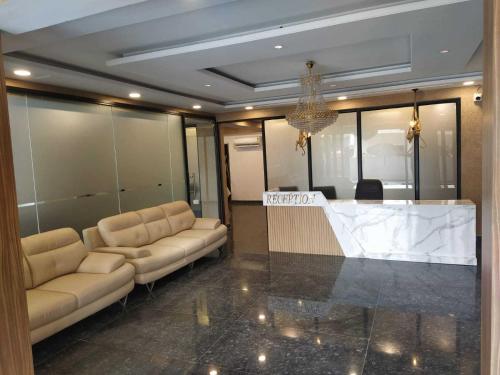 חדר קלאסי לשלושה, Collection O Dm 45