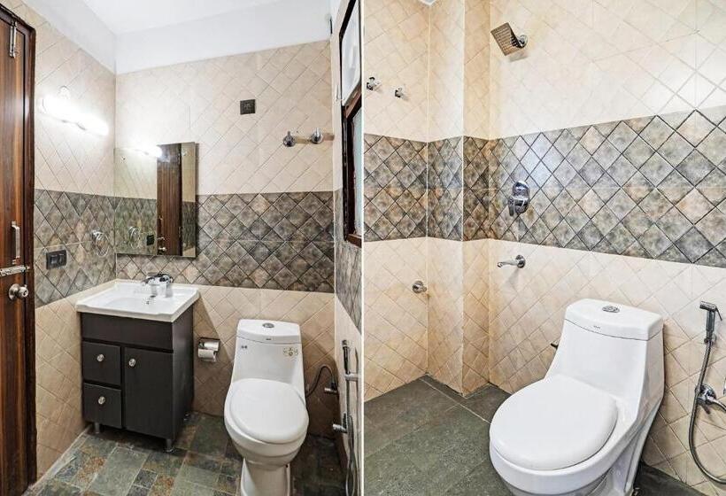 חדר קלאסי לשלושה, Collection O Dm 45