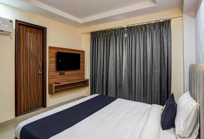 חדר קלאסי לשלושה, Collection O Dm 45