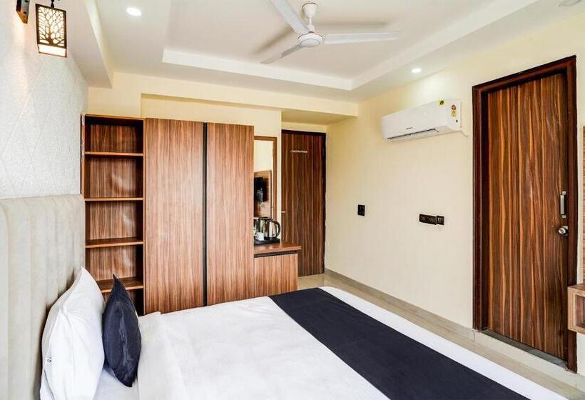 חדר קלאסי לשלושה, Collection O Dm 45