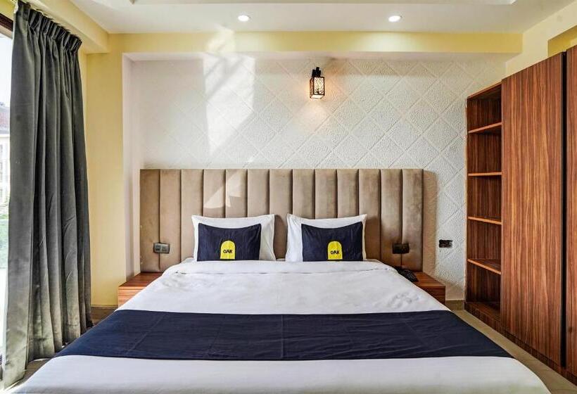 חדר קלאסי לשלושה, Collection O Dm 45