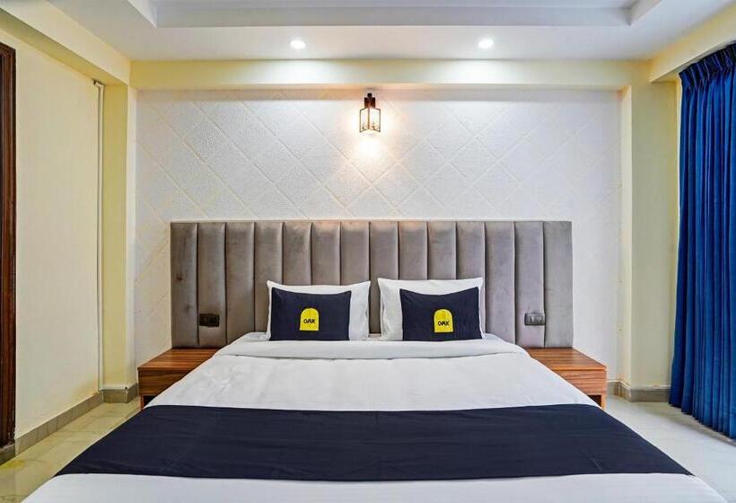 חדר קלאסי לשלושה, Collection O Dm 45