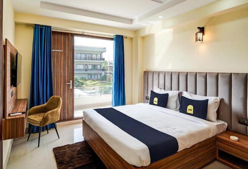 חדר קלאסי לשלושה, Collection O Dm 45