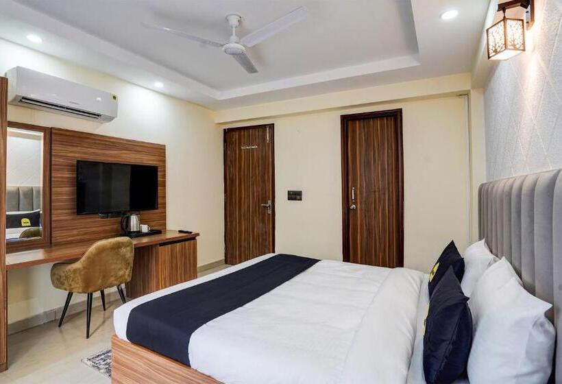 חדר קלאסי לשלושה, Collection O Dm 45