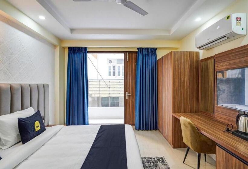 חדר קלאסי לשלושה, Collection O Dm 45