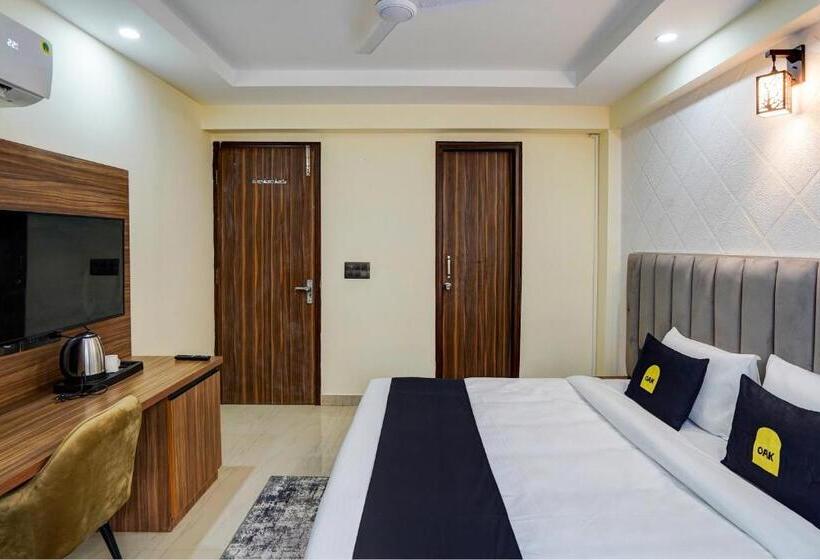 חדר קלאסי לשלושה, Collection O Dm 45