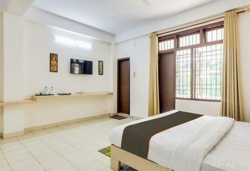 חדר קלאסי לשלושה, Collection O Erica