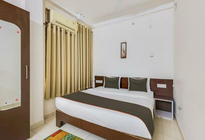 חדר קלאסי לשלושה, Collection O Erica