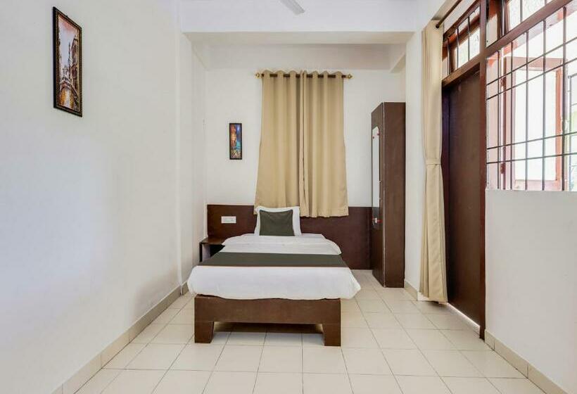 חדר קלאסי לשלושה, Collection O Erica