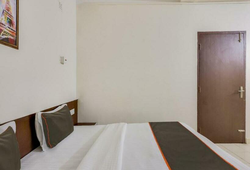 חדר קלאסי לשלושה, Collection O Erica