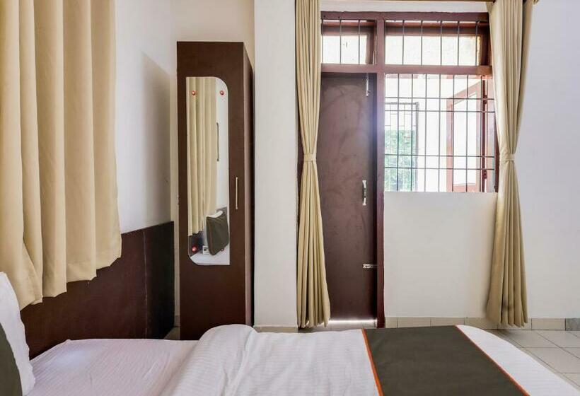 חדר קלאסי לשלושה, Collection O Erica