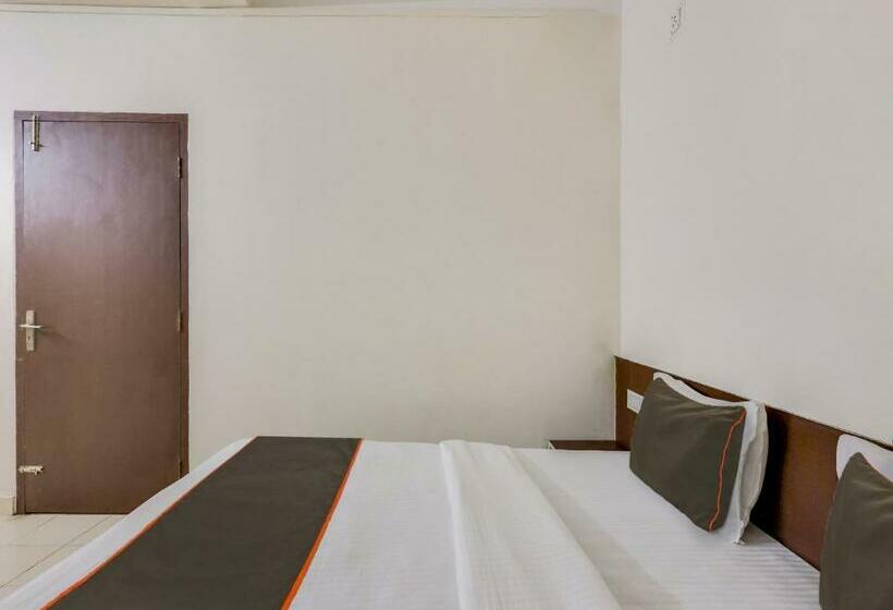 חדר קלאסי לשלושה, Collection O Erica