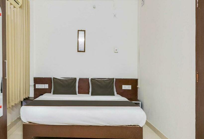 חדר קלאסי לשלושה, Collection O Erica