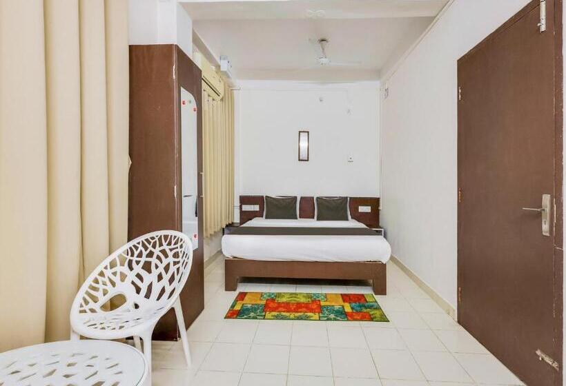 חדר קלאסי לשלושה, Collection O Erica