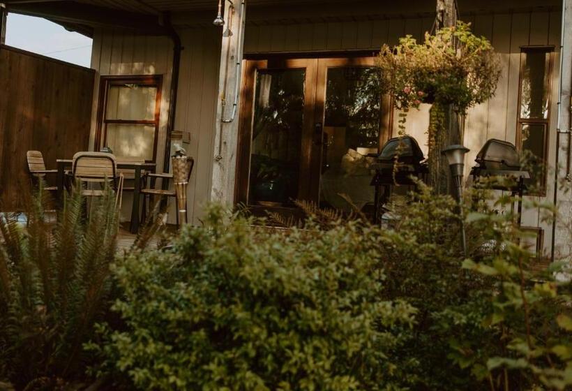 オーシャンビュースイート, Lunar Cove Inn