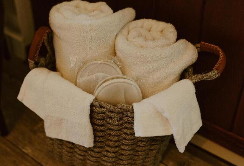 オーシャンビュースイート, Lunar Cove Inn