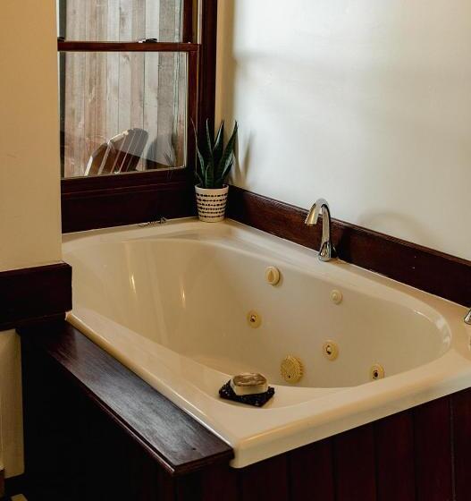 オーシャンビュースイート, Lunar Cove Inn