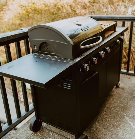 スタンダードバンガロー, Lunar Cove Inn