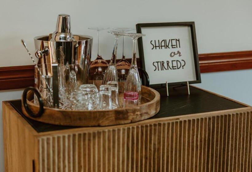 スタンダードバンガロー, Lunar Cove Inn