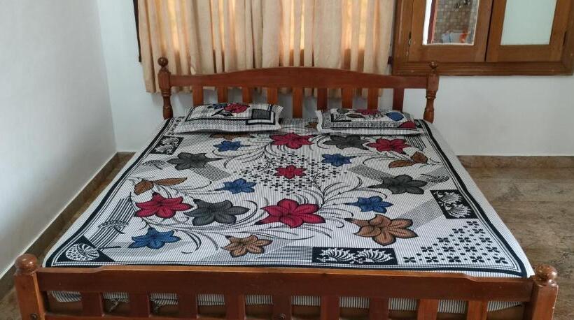 キングサイズベッドのスタンダードルーム, Raja Palace Resort & Mini