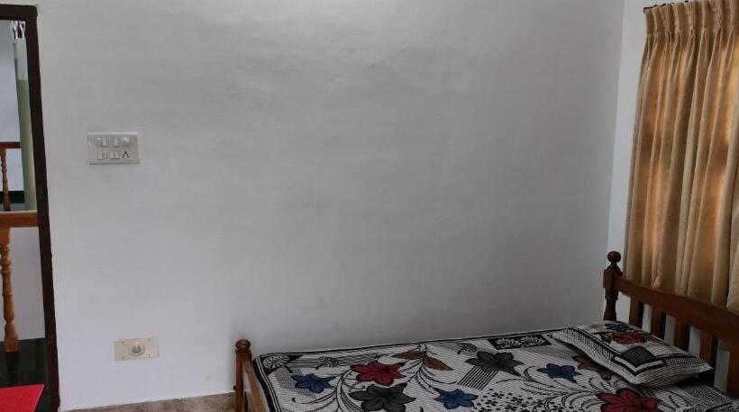 キングサイズベッドのスタンダードルーム, Raja Palace Resort & Mini