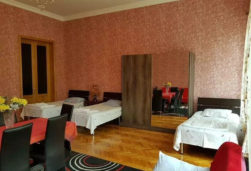 اتاق خانوادگی, Guest House Eli