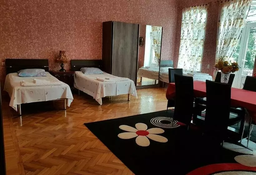 اتاق خانوادگی, Guest House Eli