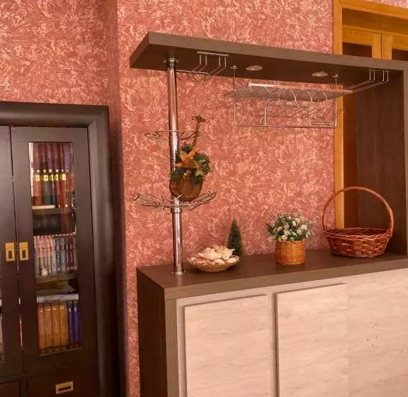 اتاق خانوادگی, Guest House Eli