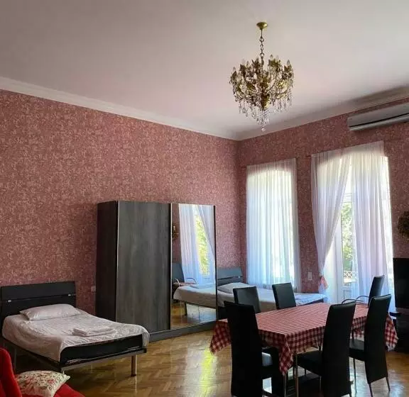 اتاق خانوادگی, Guest House Eli
