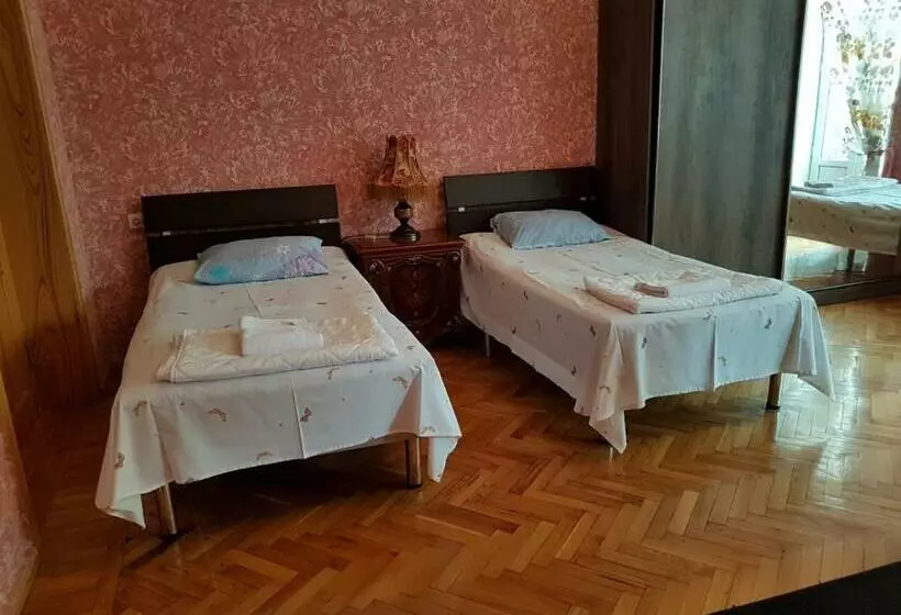 اتاق خانوادگی, Guest House Eli