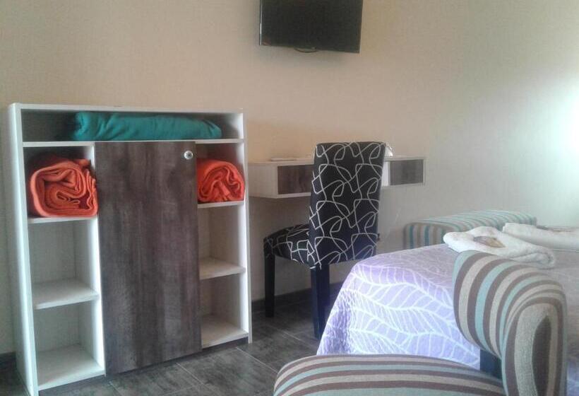 디럭스 룸, Altos De Adonai