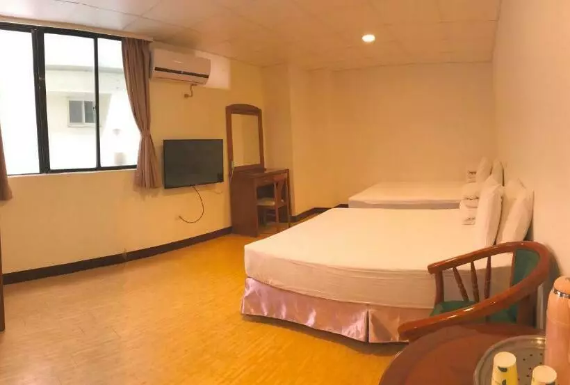 Economy Quadruple Room, Chantai