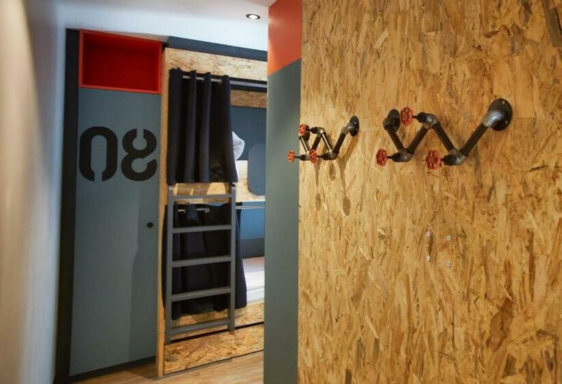 共用房间的床, Moontain Hostel