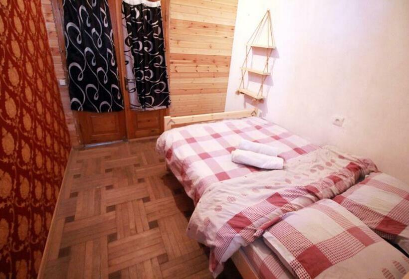 اتاق استاندارد با سرویس بهداشتی مشترک, Sheni Hostel