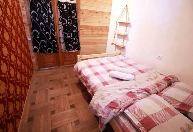 اتاق استاندارد با سرویس بهداشتی مشترک, Sheni Hostel