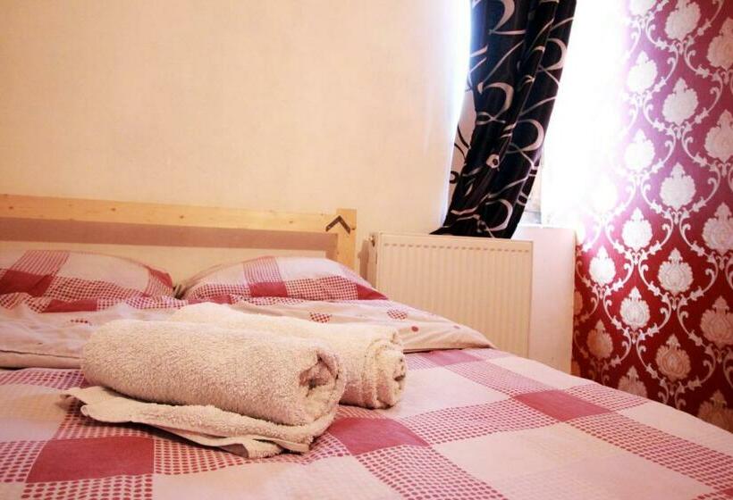 اتاق استاندارد با سرویس بهداشتی مشترک, Sheni Hostel