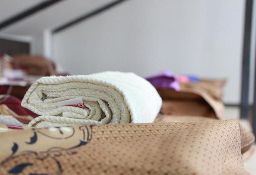 تختخواب در اتاق مشترک, Sheni Hostel