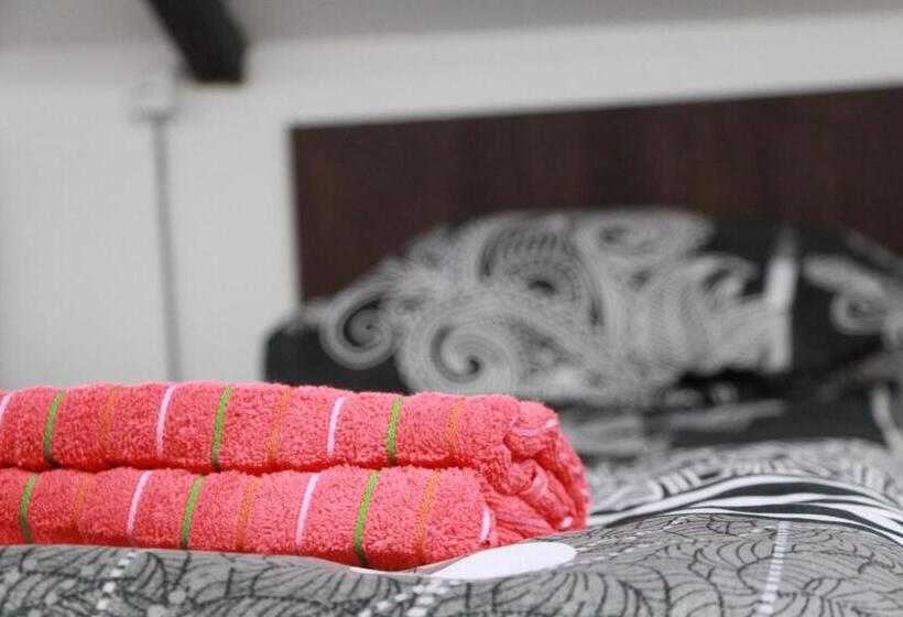 تختخواب در اتاق مشترک, Sheni Hostel