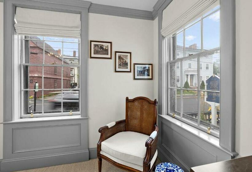 수피리어 스위트, The Davenport Inn