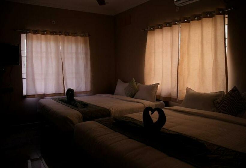 Люкс с Балконом, Le Premier Inn With A Swimming Pool , Beside The Bay !