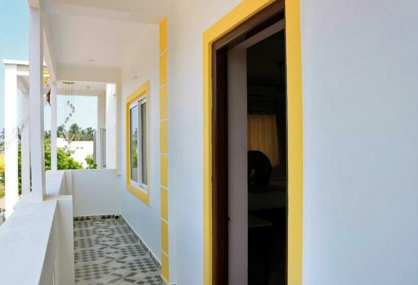 Люкс с Балконом, Le Premier Inn With A Swimming Pool , Beside The Bay !