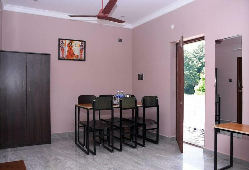 Люкс с Балконом, Le Premier Inn With A Swimming Pool , Beside The Bay !