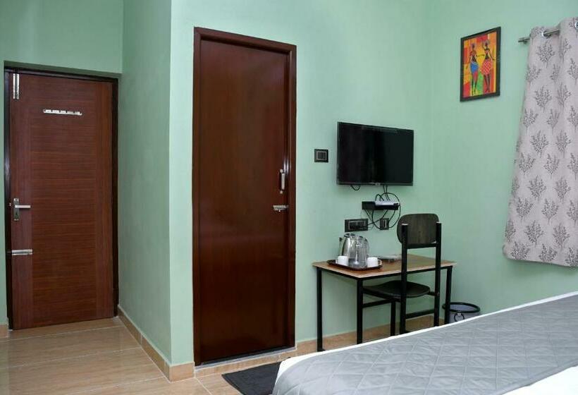 Трехместный Президентский, Le Premier Inn With A Swimming Pool , Beside The Bay !