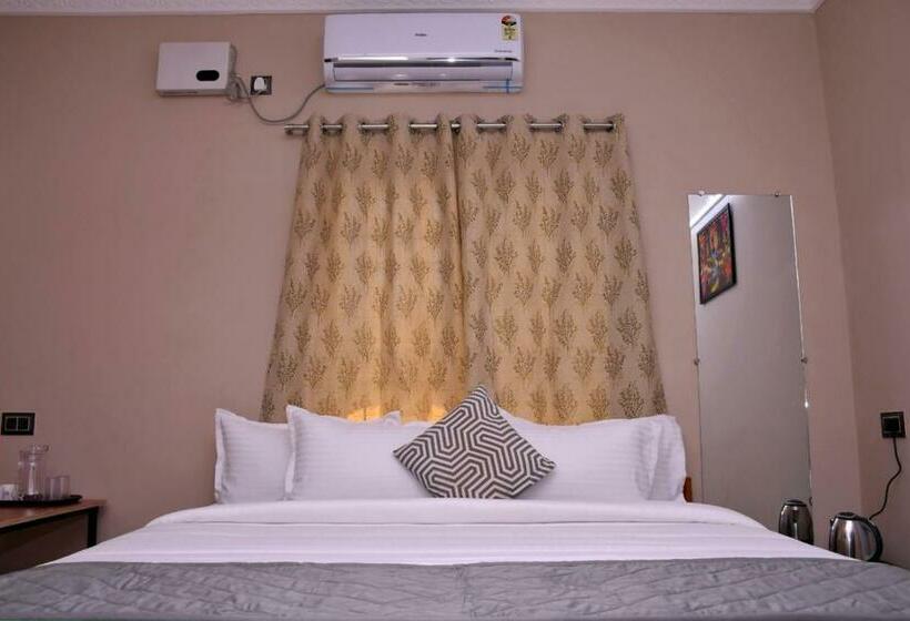 Трехместный Президентский, Le Premier Inn With A Swimming Pool , Beside The Bay !