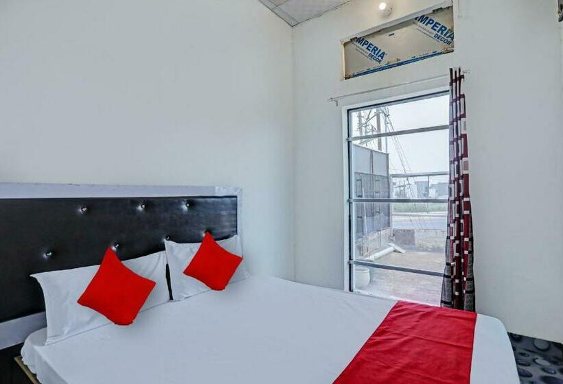 三人经典房间, Oyo Flagship Vijay Laxmi