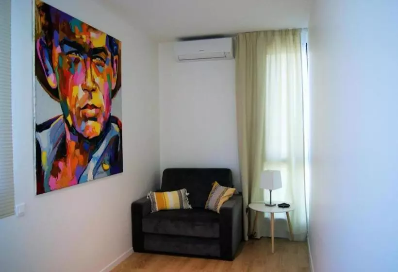 プレステージスイート, Appart  Hotel La Girafe Marseille Est   Porte D Aubagne