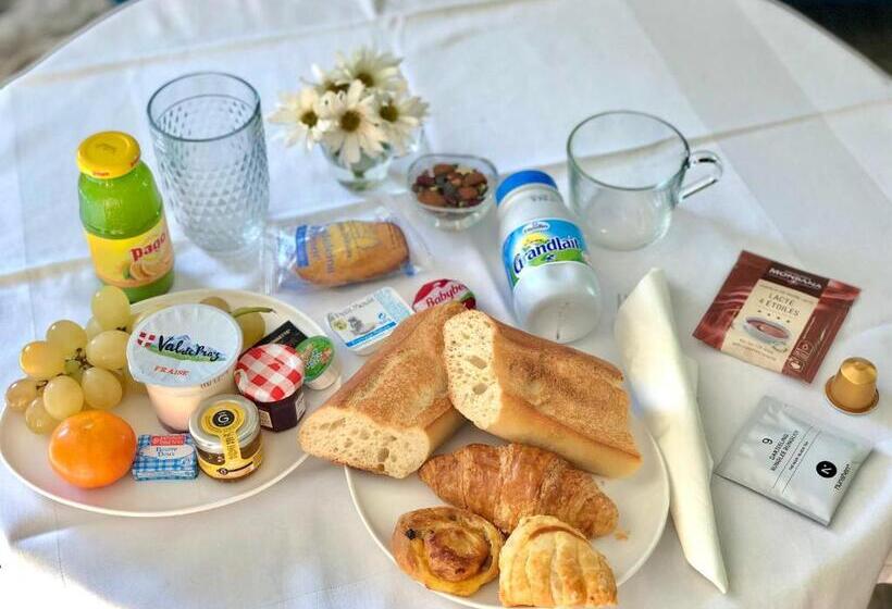 Номер Стандарт с Балконом, Appart  Hotel La Girafe Marseille Est   Porte D Aubagne