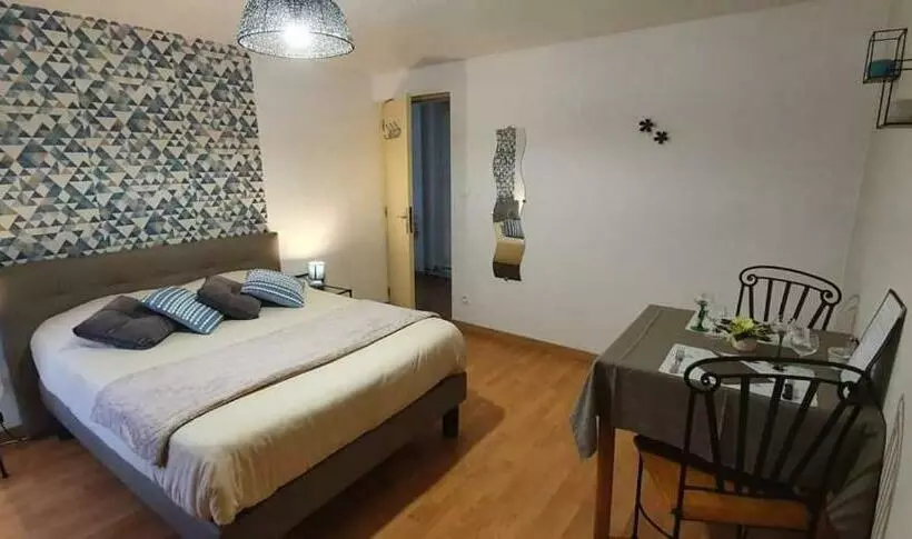 اتاق کلاسیک سه تخته, Chambre D'hotes Le Saut De La Truite