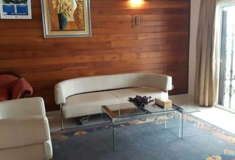 سوییت با چشمانداز استخر, Barmoi