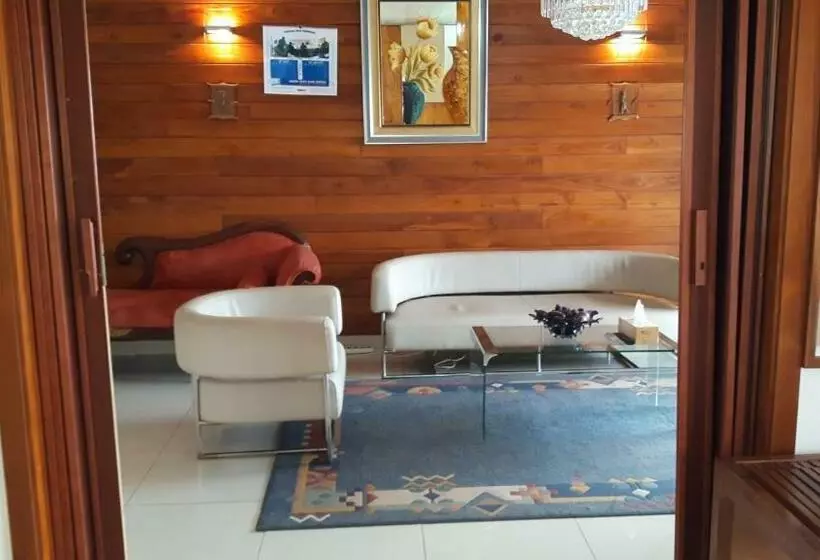 سوییت با چشمانداز استخر, Barmoi